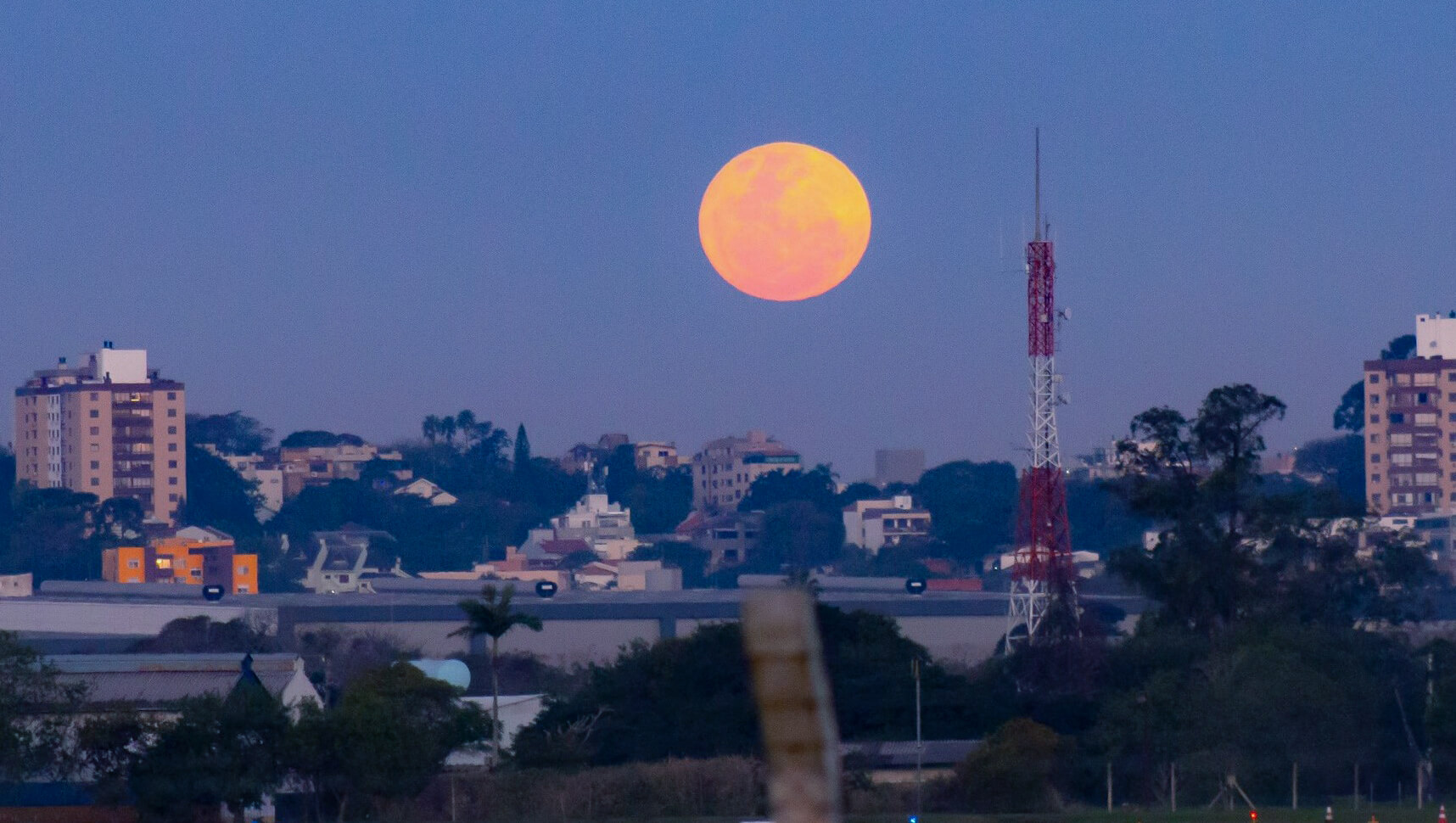 Capa Superlua é vista nesta nesta terça-feira