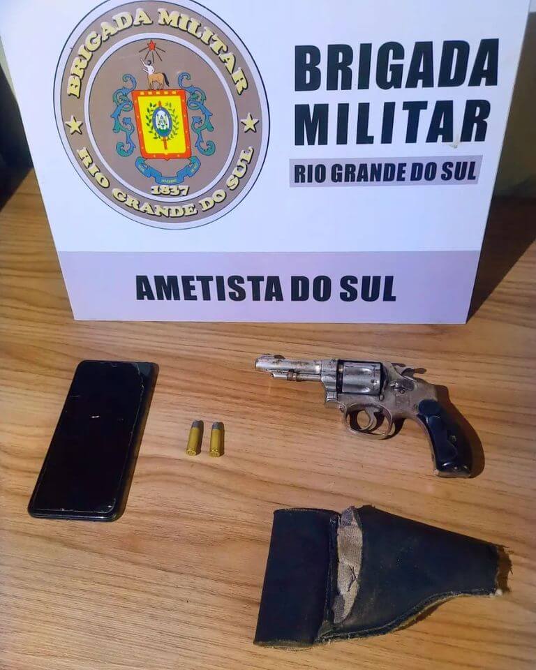 Capa Brigada Militar prende jovem por porte ilegal de arma de fogo