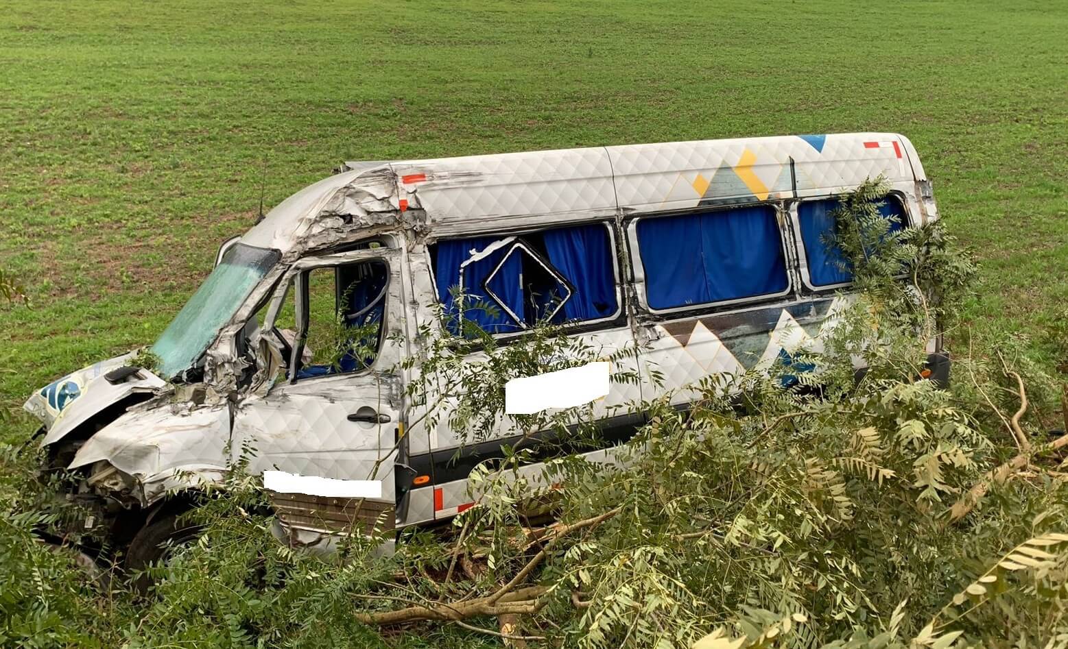 Capa Ronda Alta: colisão envolve carreta e van na ERS-324
