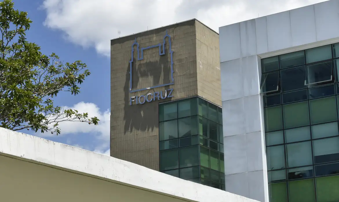 Capa Fiocruz recebe autorização da Anvisa para testes da primeira vacina brasileira de RNA mensageiro