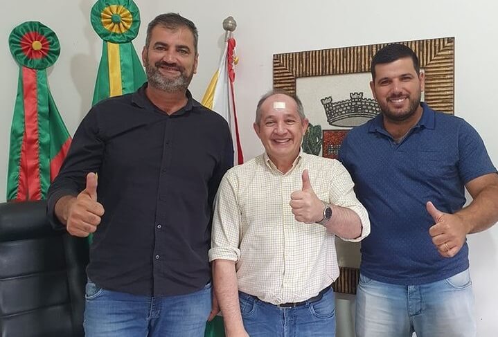 Capa Administração de Caiçara recebe deputado Luciano Azevedo