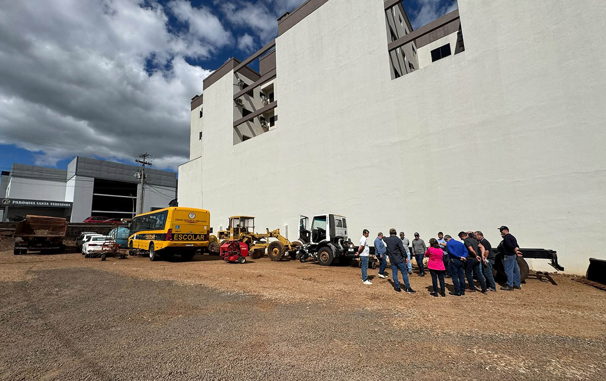 Capa Prefeito e lideranças de Palmitinho visitam parque de máquinas para alinhar projeto de leilão público