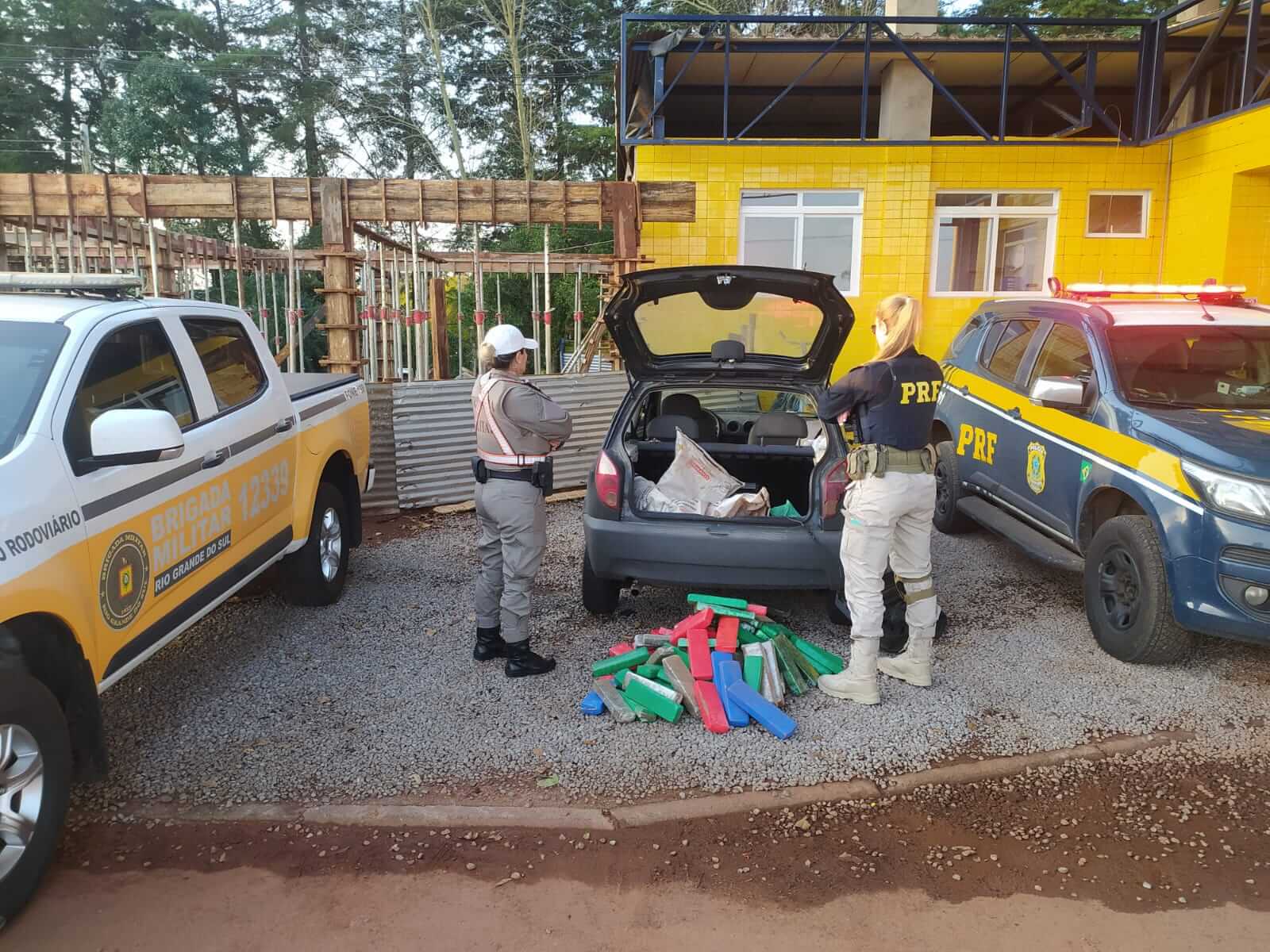 Capa Passo Fundo: PRF e CRBM prendem 2 traficantes com 72 quilos de maconha