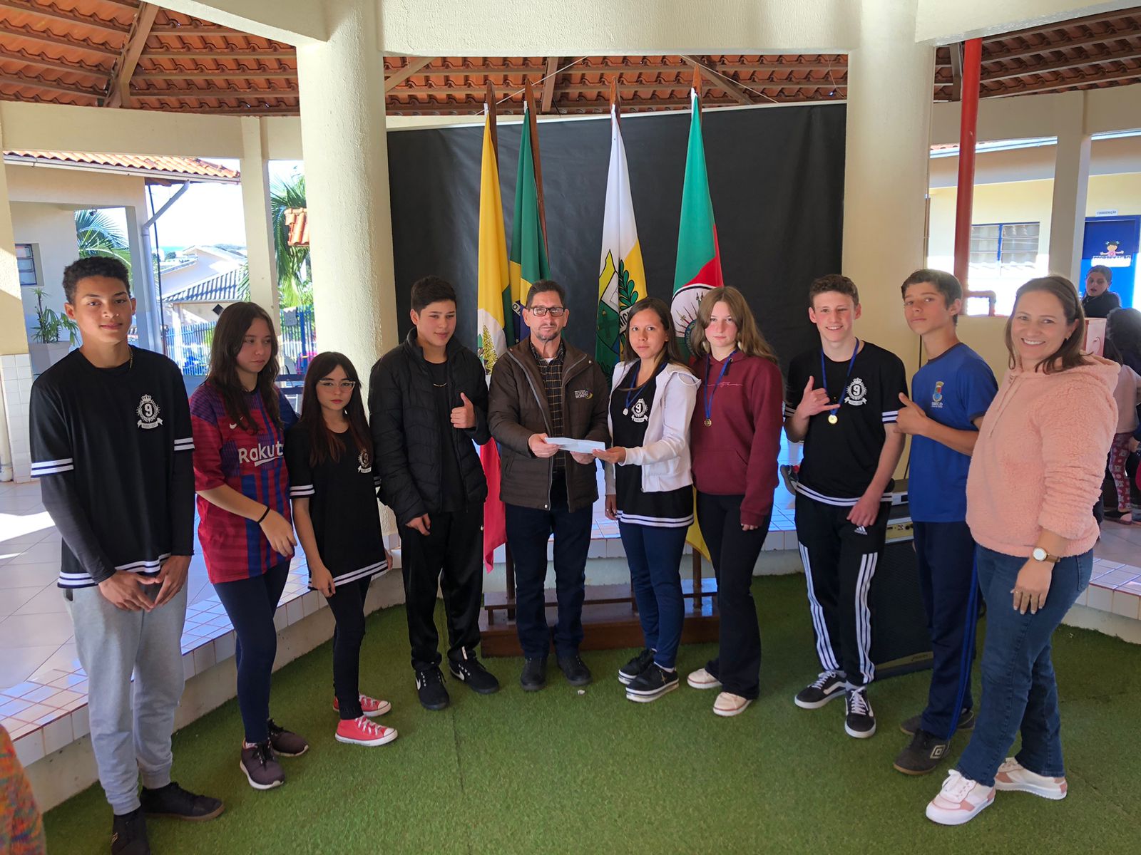 Capa Prefeito Paulo Duarte visita educandário e recebe carta aberta elaborada por estudantes