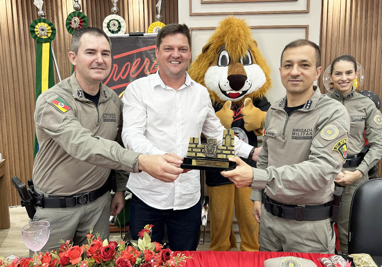 Capa Comandante do 37º BPM recebe troféu Fortaleza em Seberi