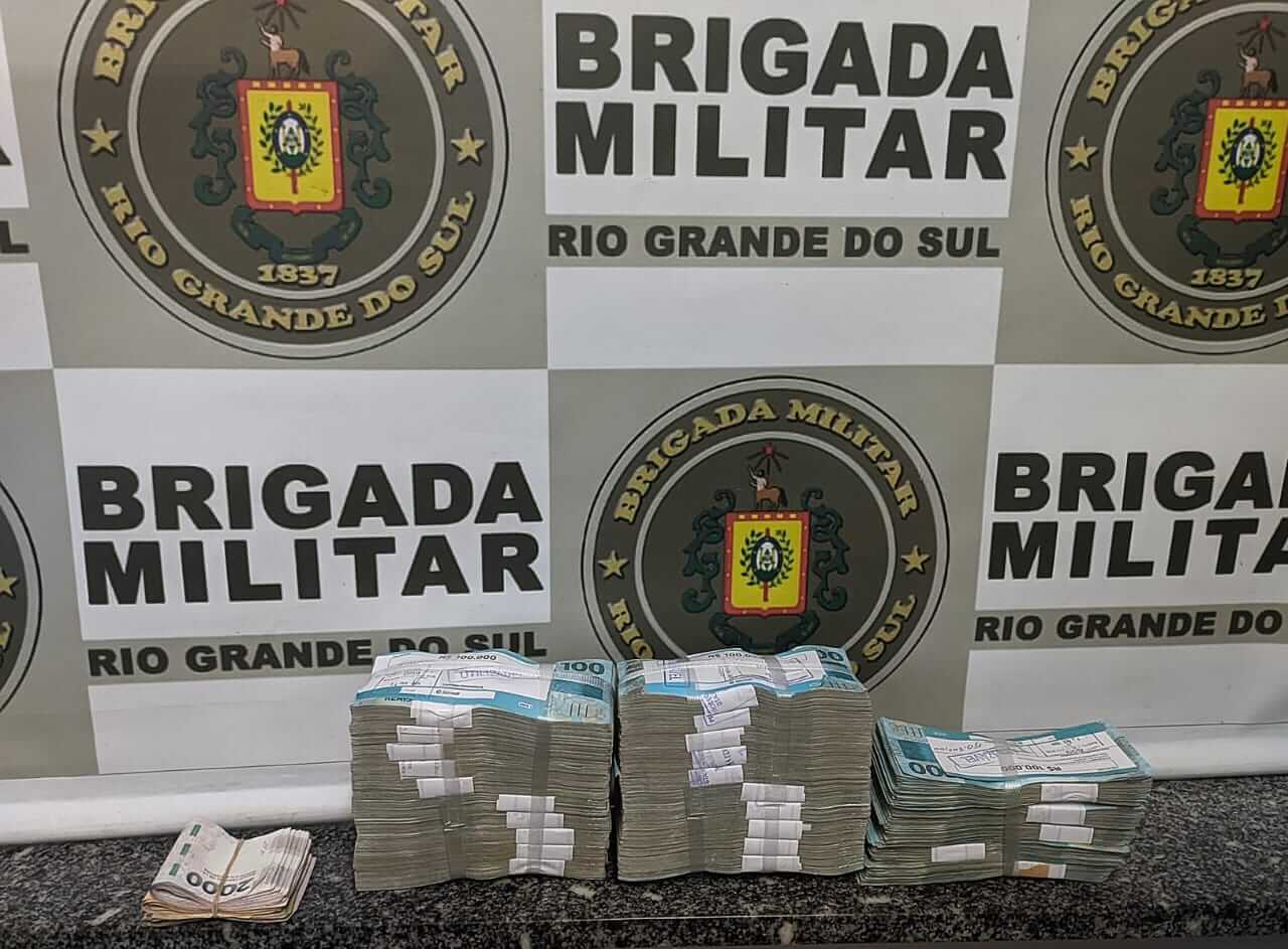 Capa 3º BPchq da BM apreende mais de R$ 250 mil e 66 mil pesos argentinos em Crissiumal