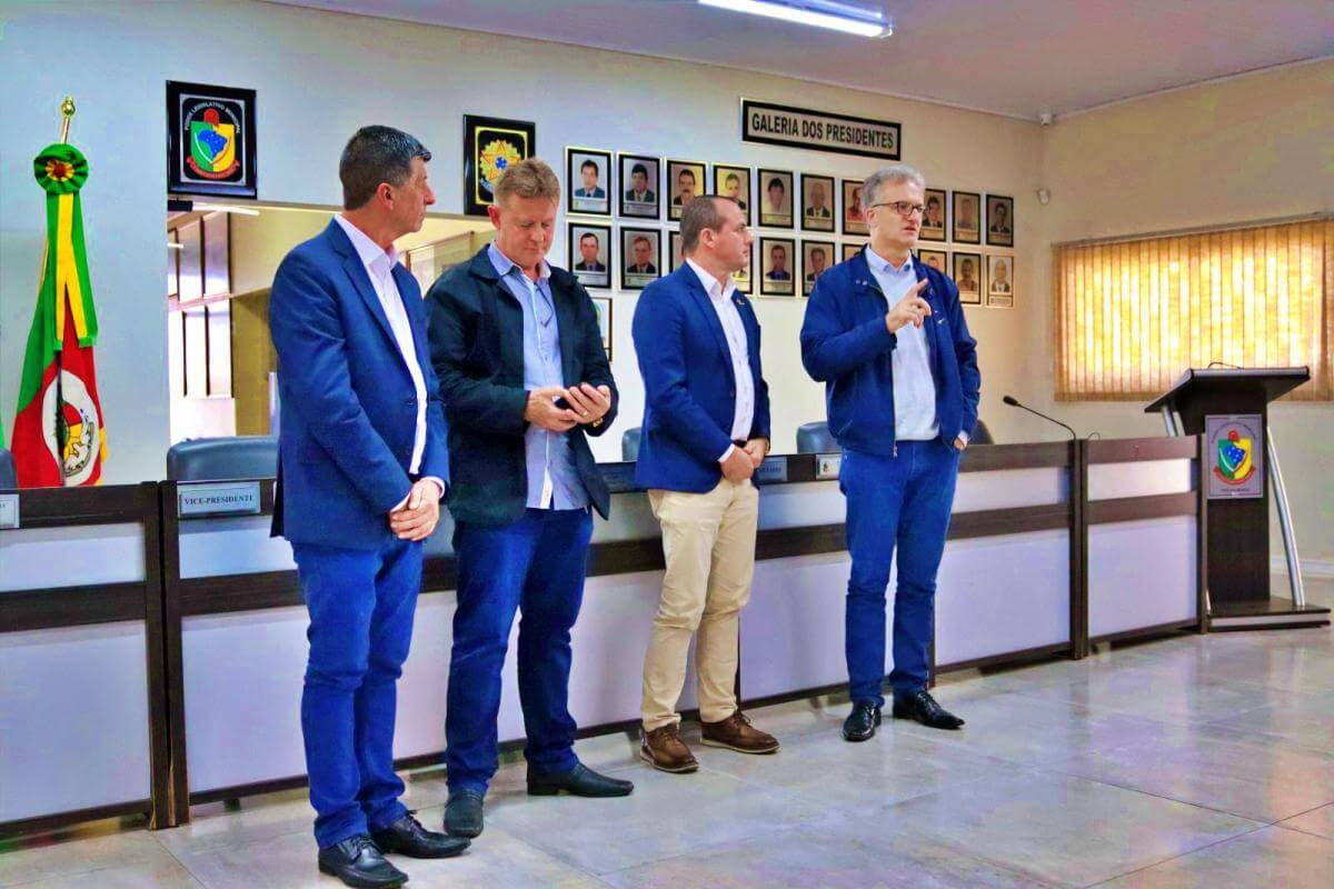 Capa Assembleia da Amzop na Feicat destaca temas essenciais para o fortalecimento das gestões municipais