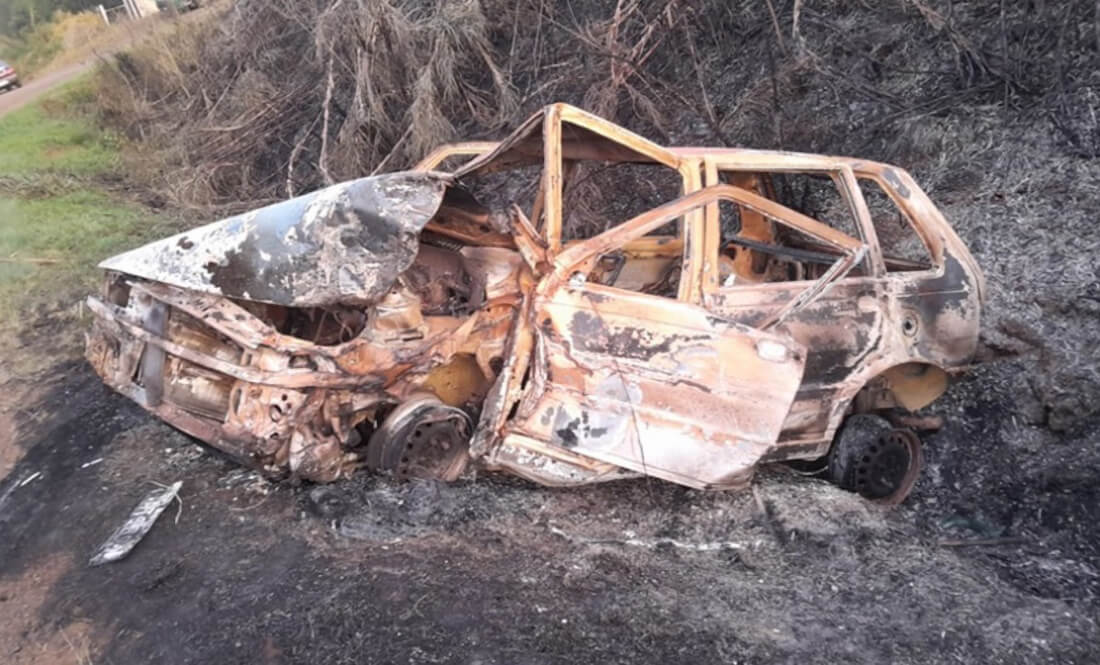 Capa Veículo pega fogo após colisão com carreta em Coronel Bicaco