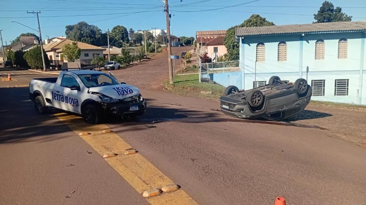 Capa Colisão entre dois veículos resulta em capotamento na área central de Tenente Portela