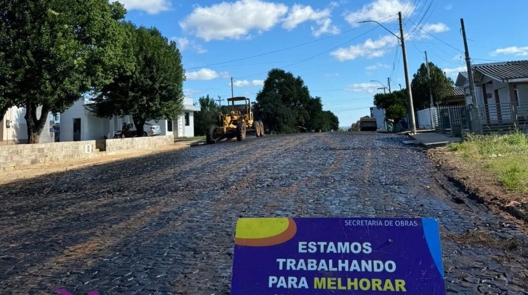 Capa Trabalhos de pavimentação asfáltica avançam em Ametista do Sul