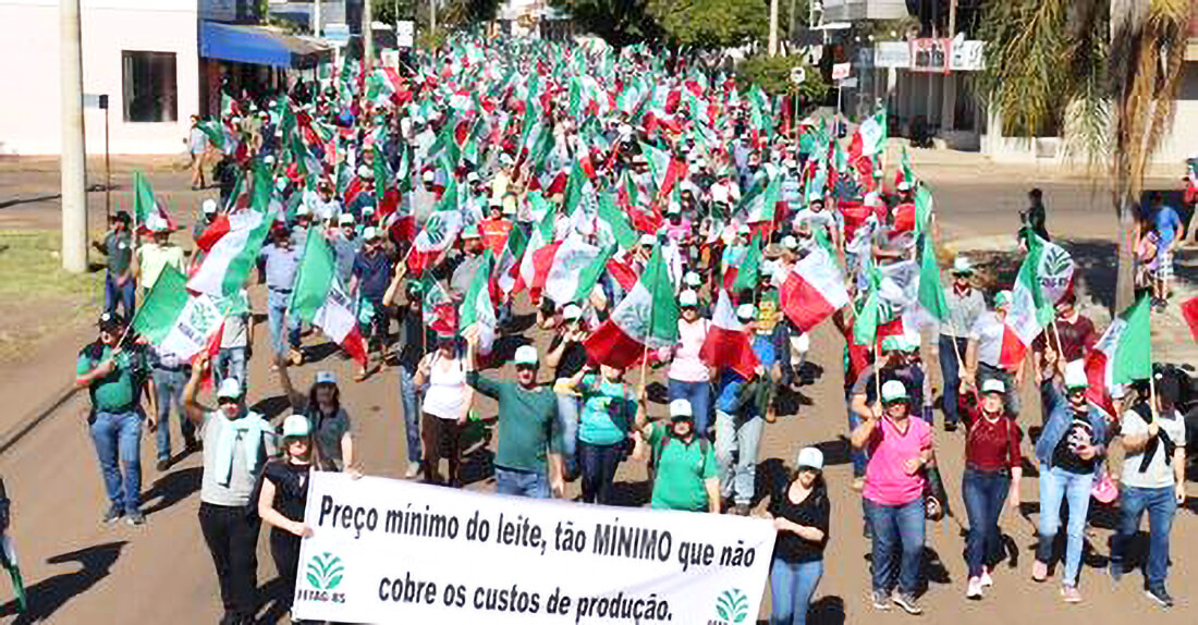 Capa Produtores de leite da região participam de protesto na fronteira com a Argentina