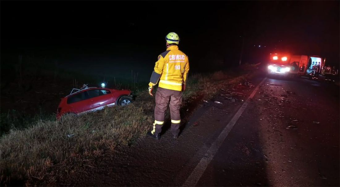 Capa Colisão frontal entre carro e ônibus deixa um morto e um ferido no Oeste catarinense