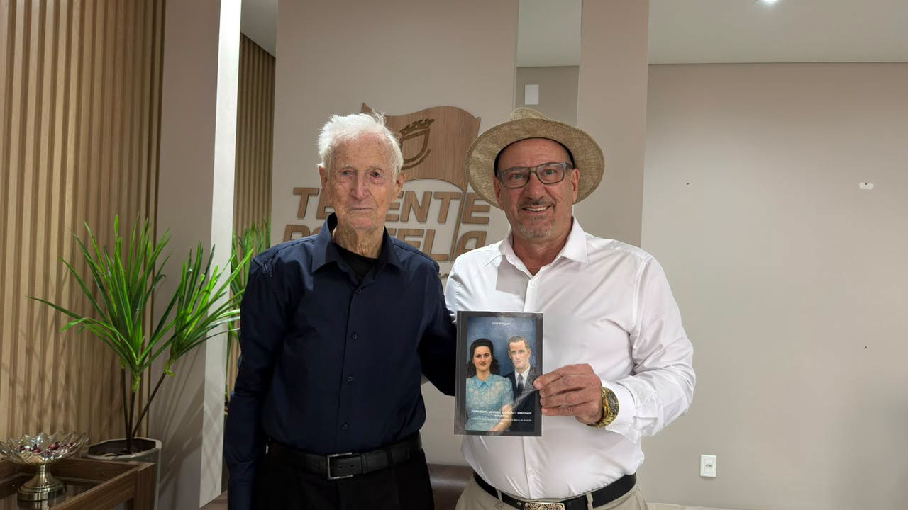 Capa Livro que resgata a memória e o pioneirismo da região ribeirinha é entregue ao prefeito de Tenente Portela