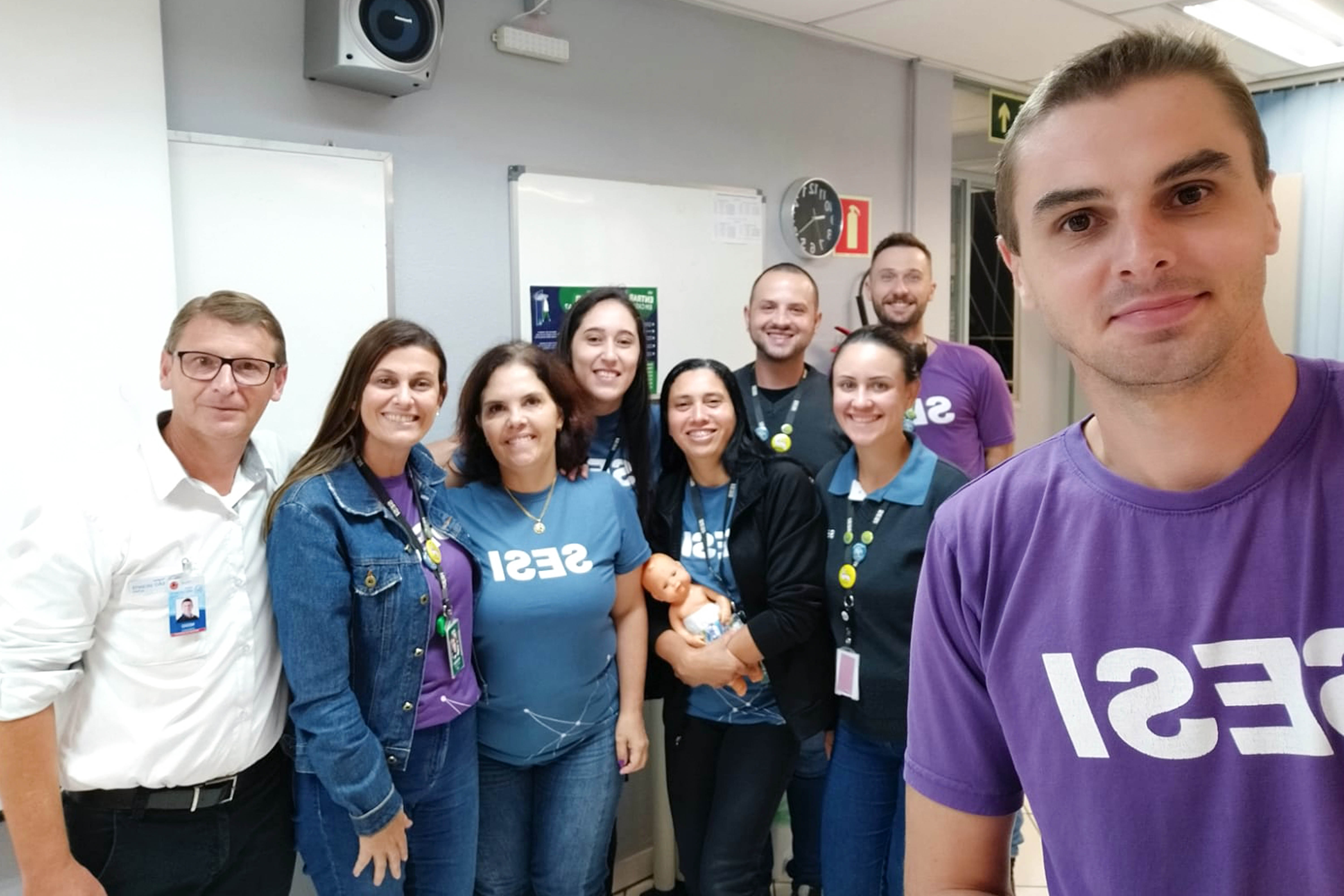 Capa Professor da Escola de Enfermagem do HSVP ministra atividade do SESI de Passo Fundo