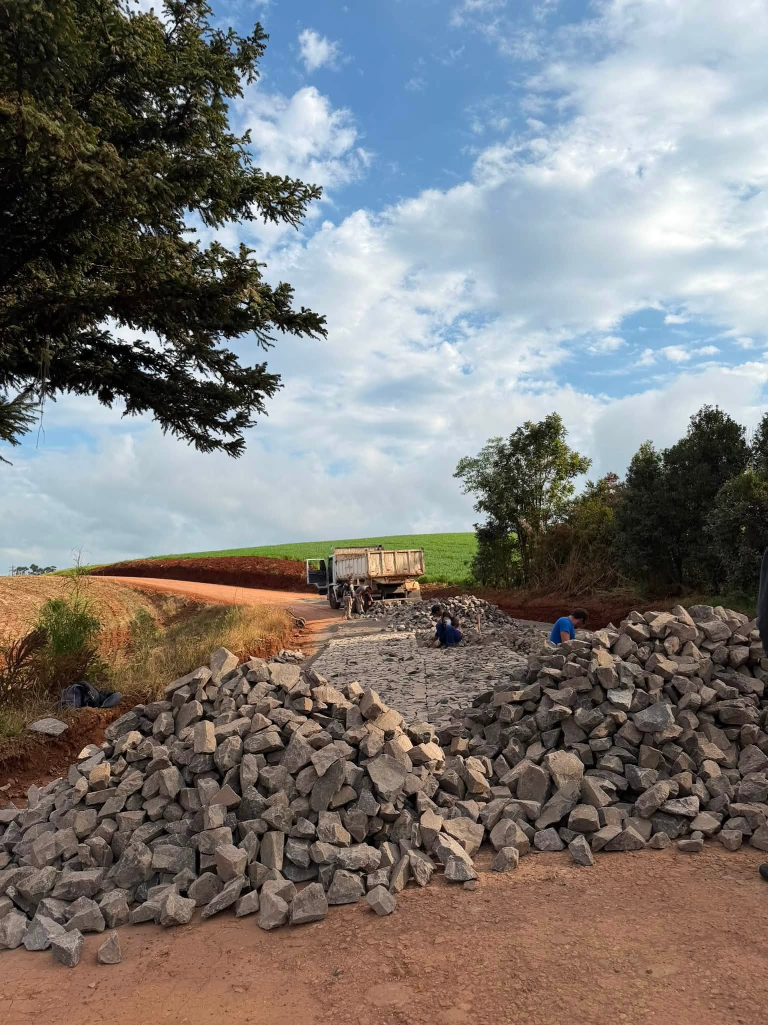 Capa Novo Barreiro inicia obra de calçamento na ligação com a Linha Posse dos Camargos