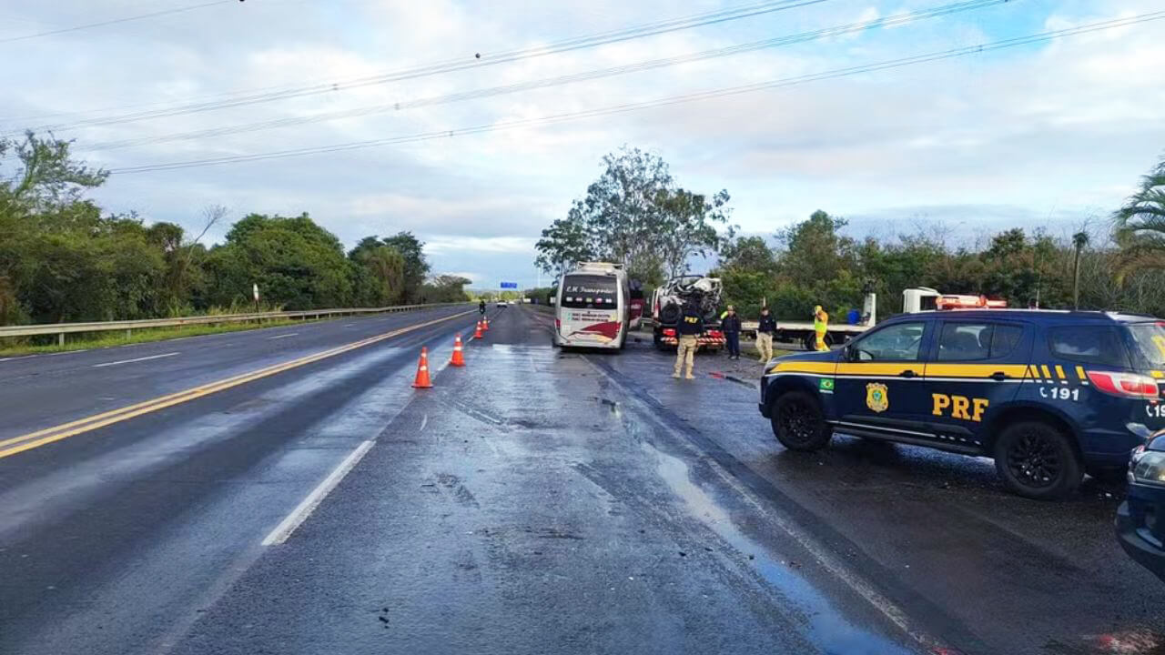 Capa Colisão frontal entre caminhonete e ônibus deixa uma pessoa morta e duas feridas na BR-116