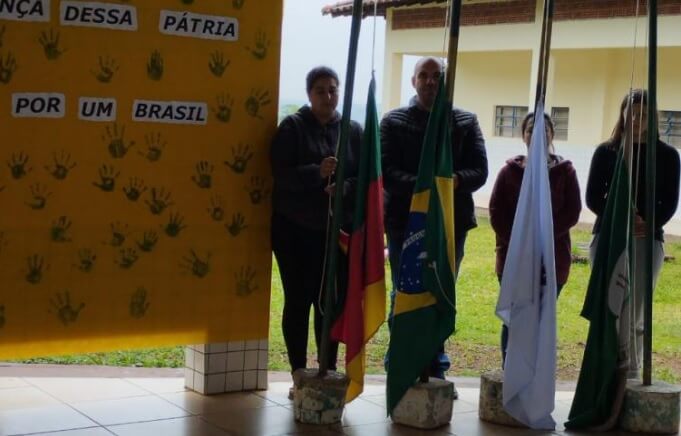 Capa Redentora: abertura da Semana da Pátria é realizada Escola Municipal Assis Brasil