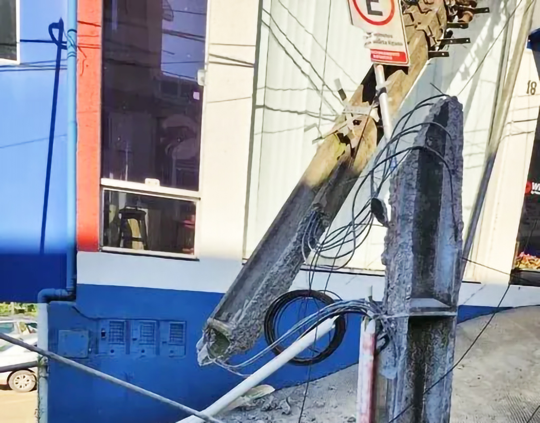 Capa Colisão de caminhão em poste deixa 1.200 unidades sem energia em Itapiranga