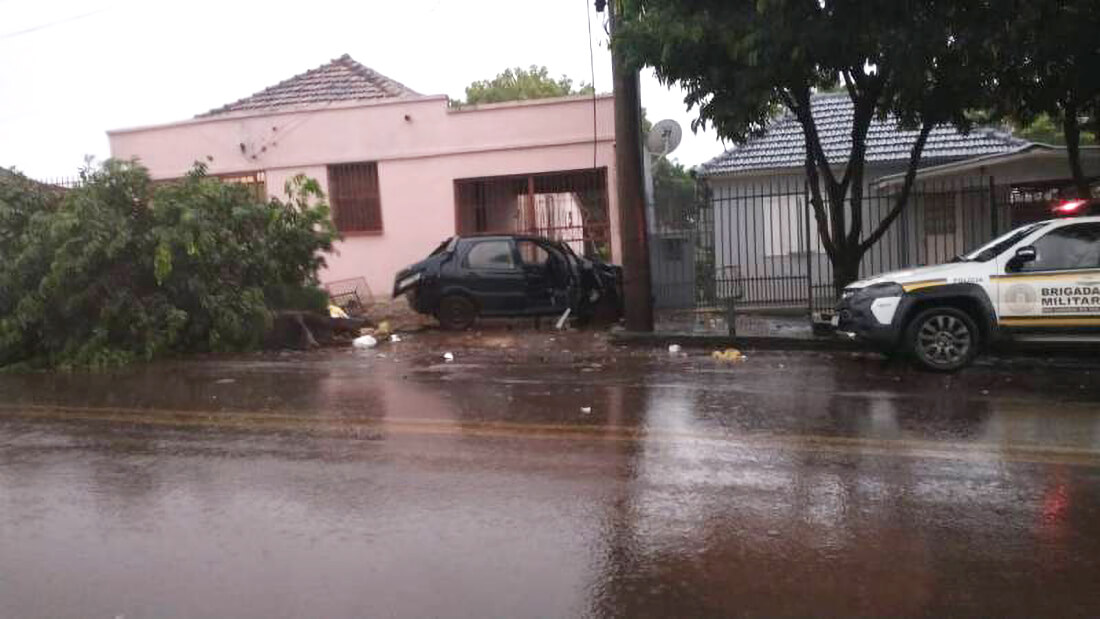 Capa Motorista perde controle do carro e colide contra árvore e muro em Santo Ângelo