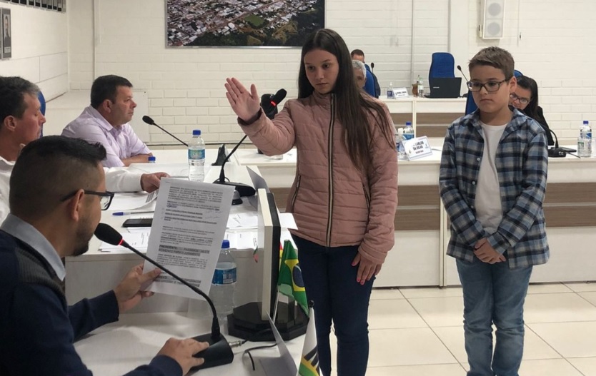 Capa Ametista do Sul: prefeita e vice-prefeito mirim tomam posse