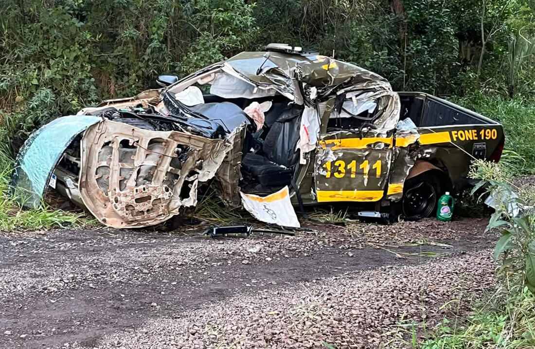 Capa Grave acidente envolve viatura do 3º BPChoque e caminhão na ERS 135