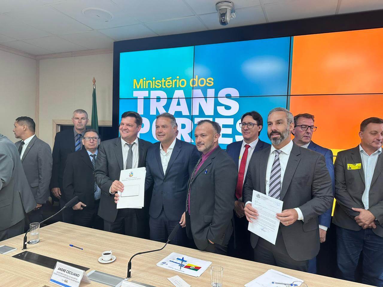 Capa Vice-prefeito de Palmitinho lidera comitiva em Brasília