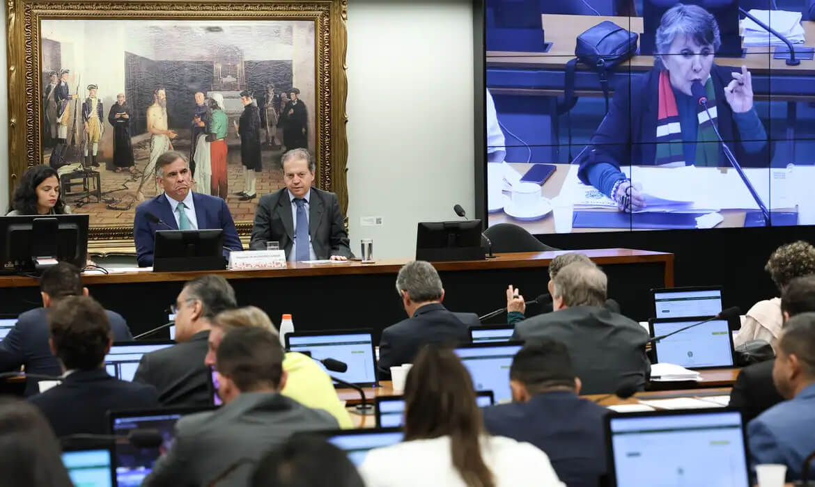 Capa Comissão da Câmara aprova redução da maioridade penal para 16 anos
