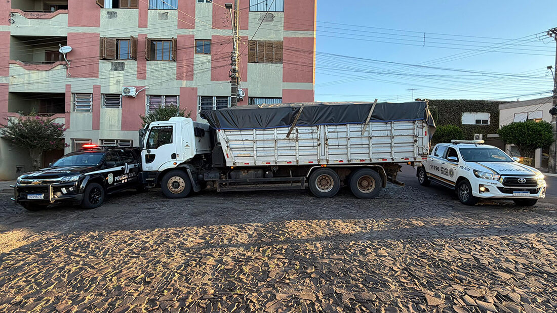 Capa Brigada Militar e Polícia Civil apreendem carga de soja contrabandeada em Três Passos