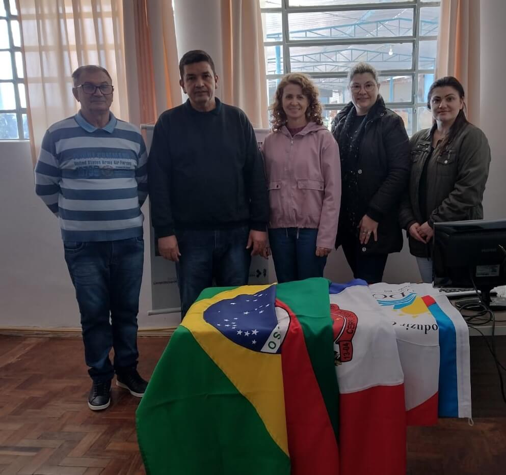 Capa Poder Legislativo doa bandeiras para o Colégio Doutor Dorvalino Luciano de Souza em Cerro Grande