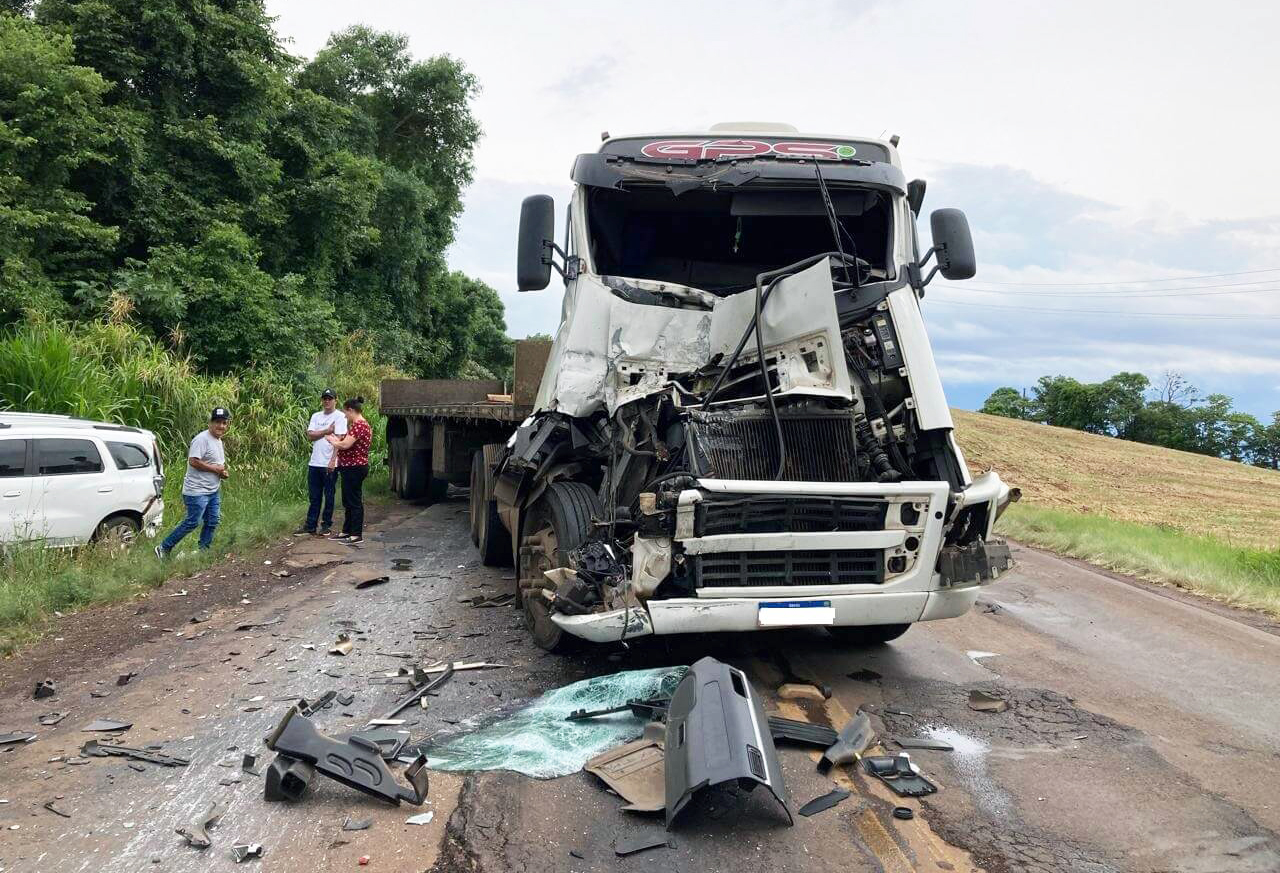 Capa Caminhões e carro se envolvem em acidentes simultâneos na ERS-324