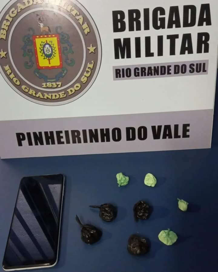 Capa BM prende jovem por tráfico de drogas em Pinheirinho do Vale