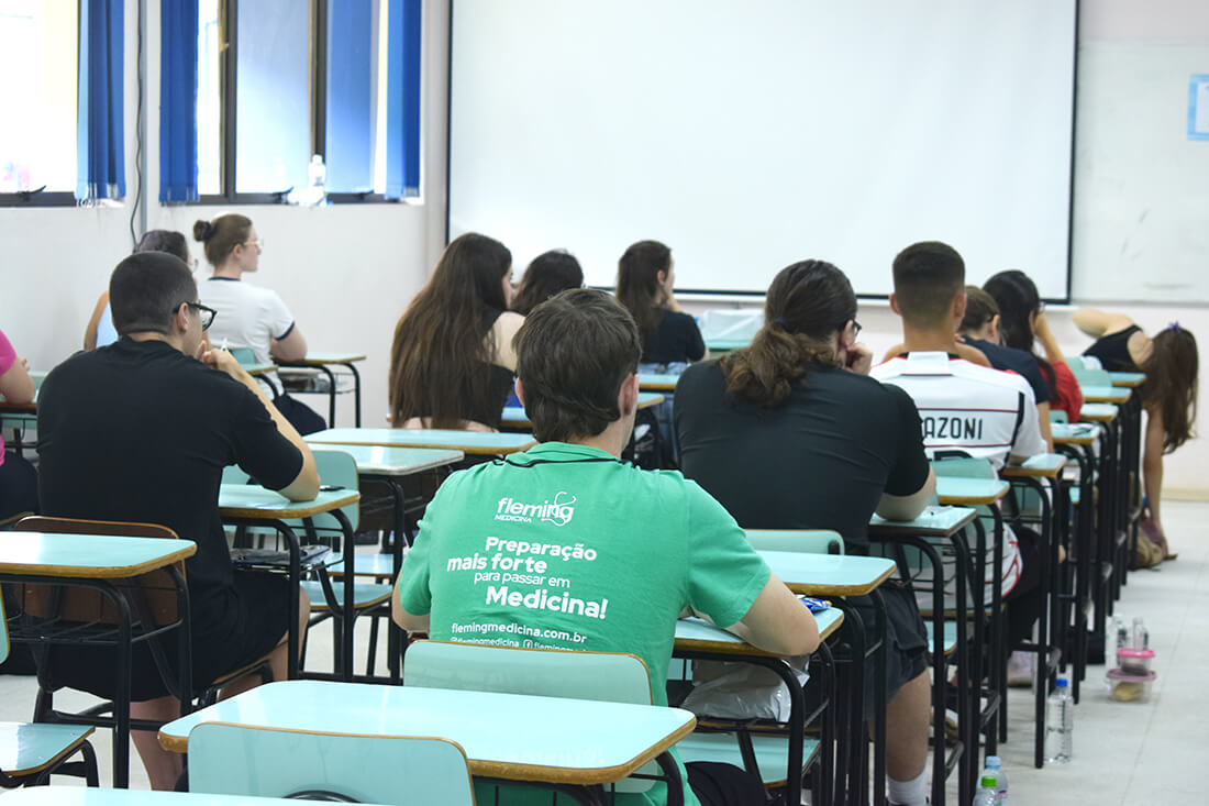 Capa Prova final e redação do Vestibular de 2025 da UFSM pautam os usos da inteligência artificial