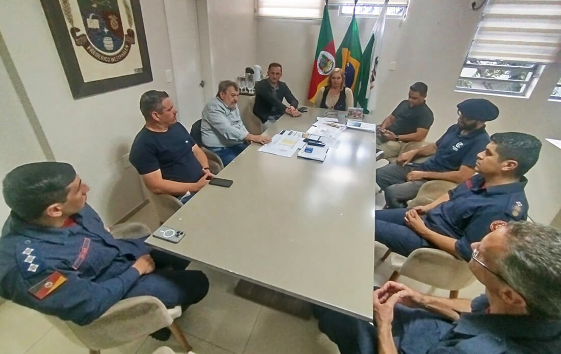 Capa Legislativo e Executivo ouvem demandas do Corpo de Bombeiros de FW