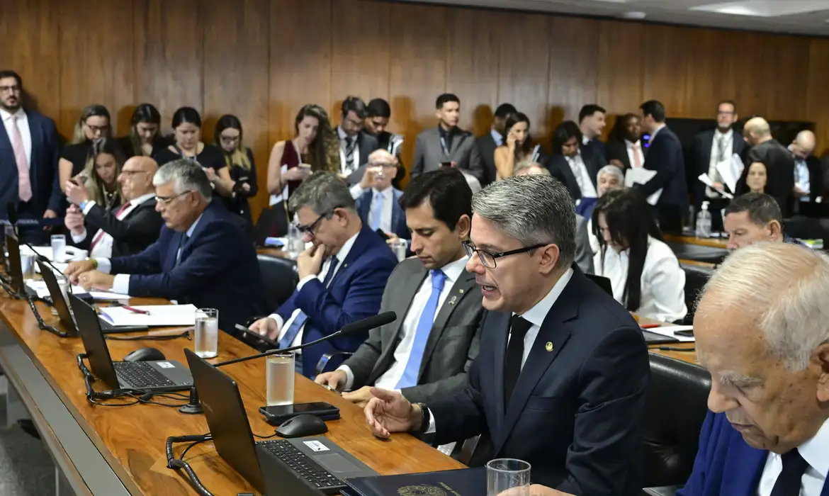 Capa CCJ do Senado rejeita PEC da Blindagem por unanimidade