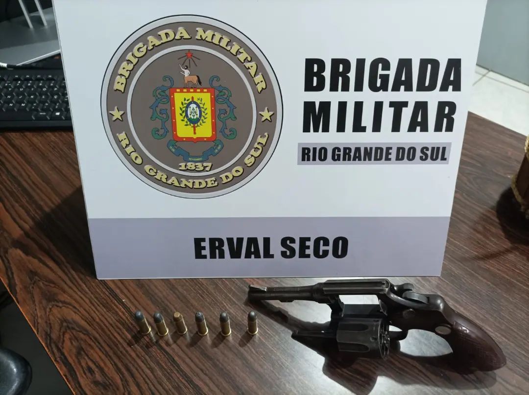 Capa Brigada Militar prende casal por porte ilegal de arma de fogo em Erval Seco