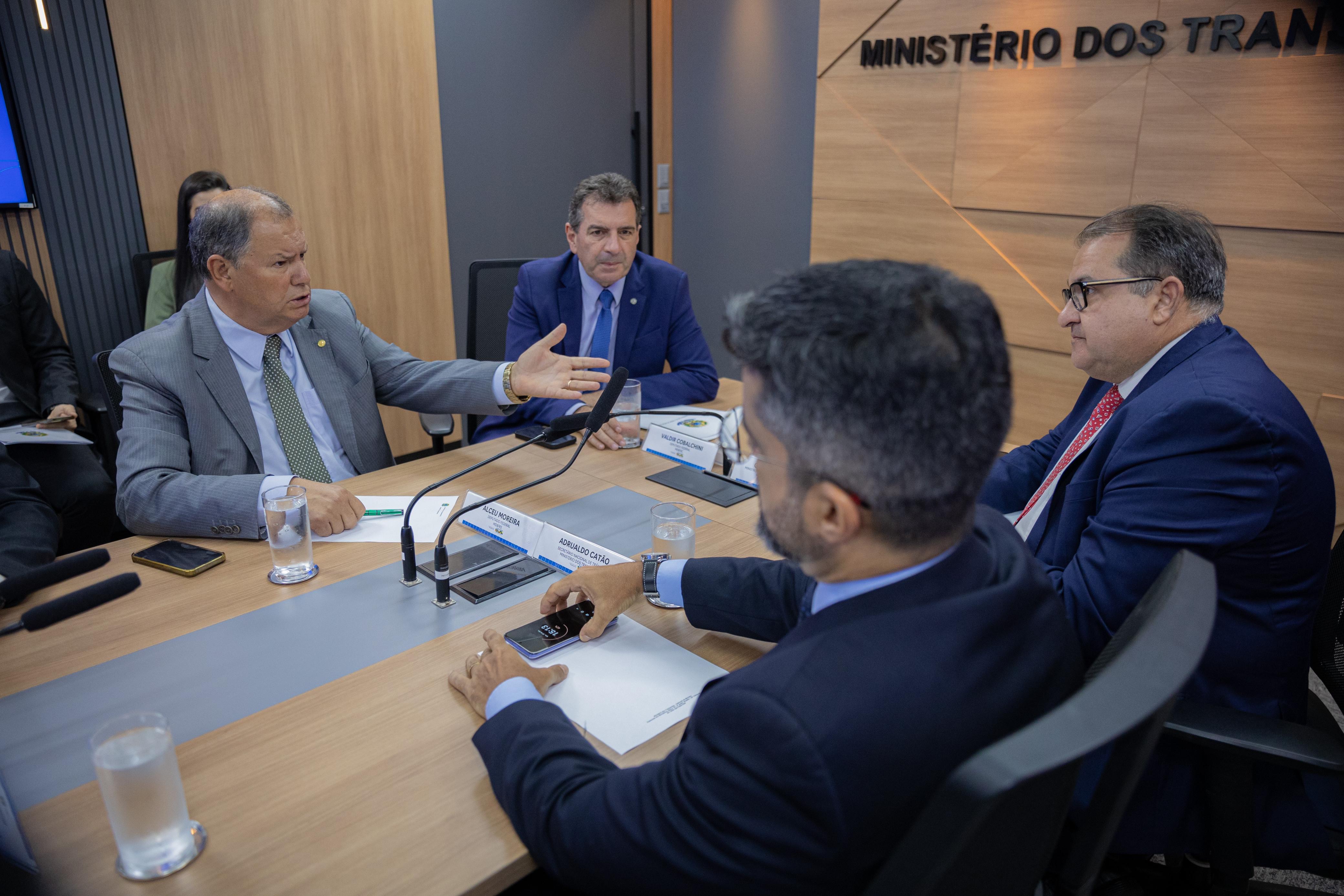 Capa Alceu Moreira pede celeridade na regulamentação do trânsito de máquinas em vias públicas
