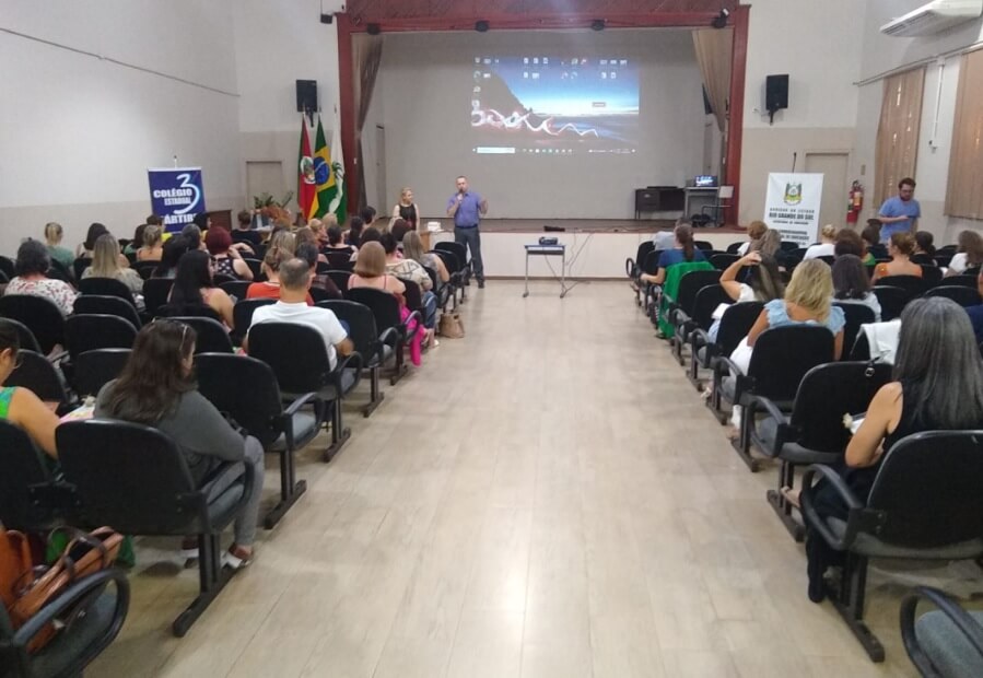 Capa CODEMAU compartilha materiais históricos com escolas da região