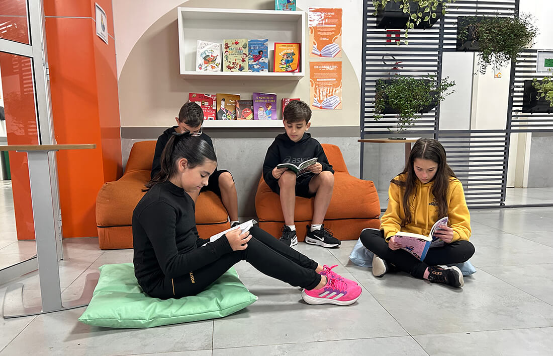Capa Mais livros, menos telas: 10 motivos para incentivar a leitura de crianças e adolescentes