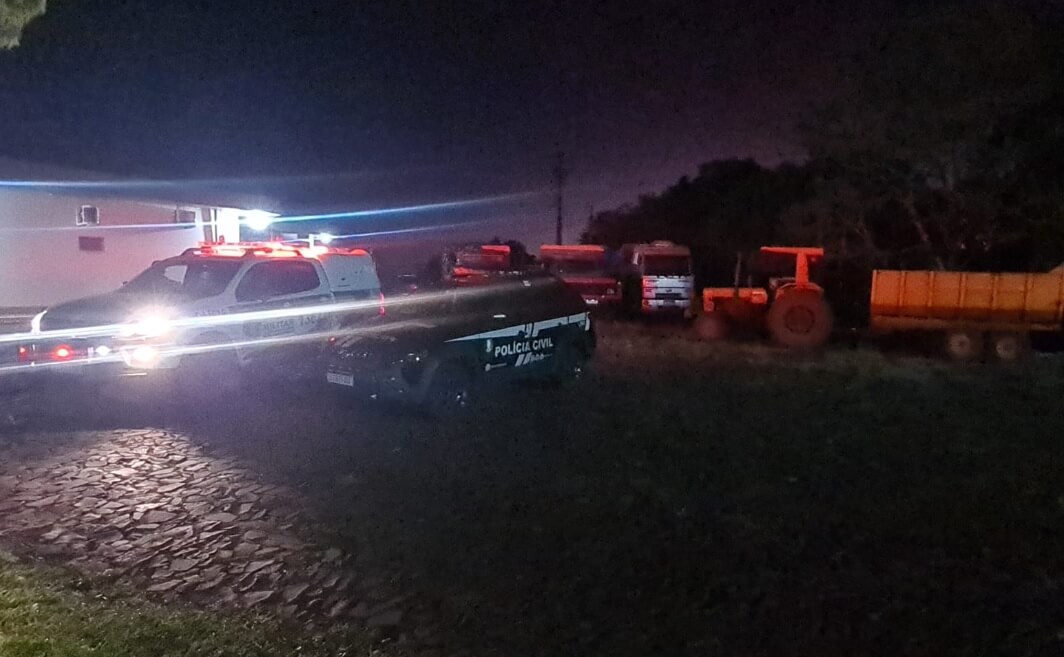 Capa Tiradentes do Sul: Trator, caminhão e 10 toneladas de alpiste são apreendidos