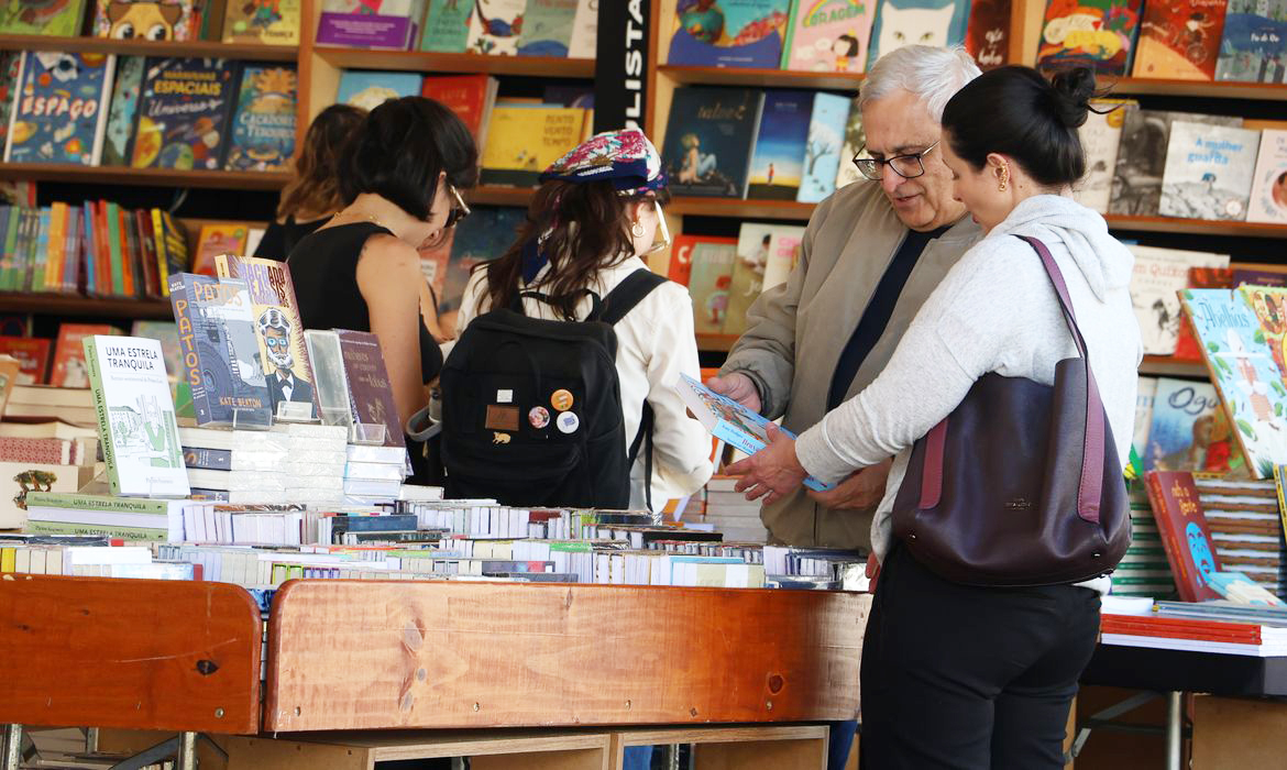 Capa Venda de livros cresce no Brasil em 2025