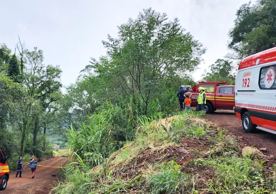 Capa Carro cai em ribanceira em Itapiranga após motorista se distrair com criança