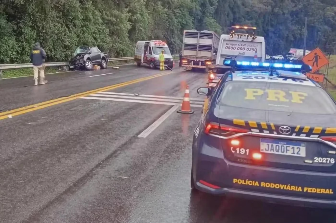 Capa Colisão frontal entre caminhonete e ônibus deixa dois mortos na BR-386