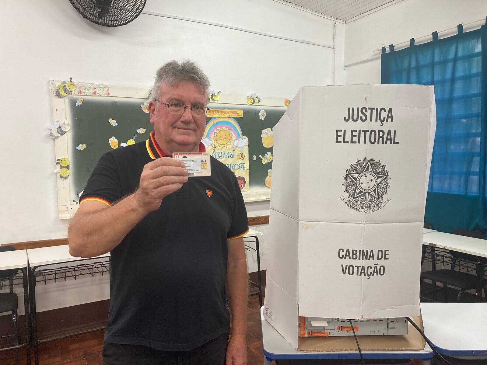 Capa Redentora: candidato a vice-prefeito vota pela parte da manhã