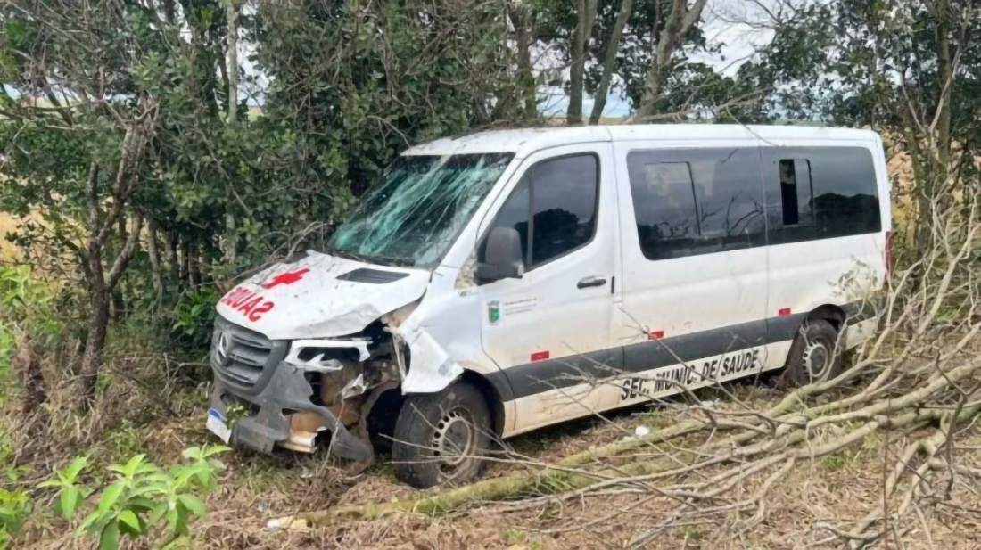 Capa Van da saúde de Tenente Portela sai de pista em rodovia