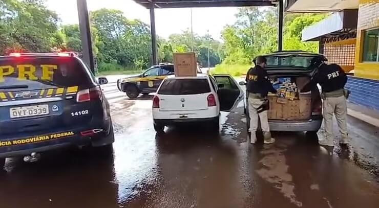 Capa PRF prende dois contrabandistas e apreende veículos carregados de cigarros em Ijuí