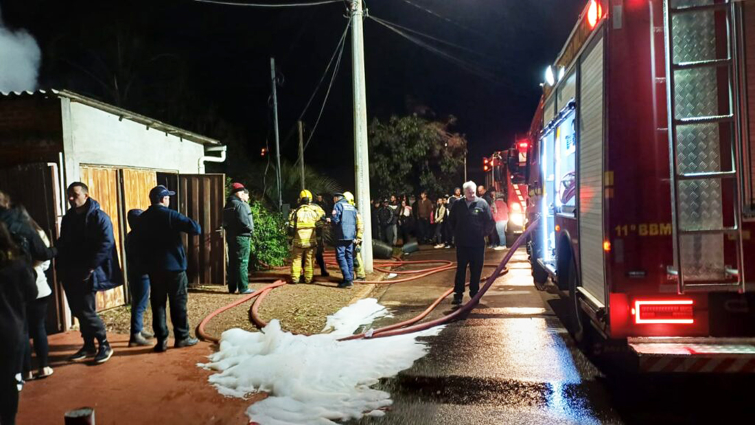 Capa Incêndio destrói residência de madeira na área urbana de Horizontina