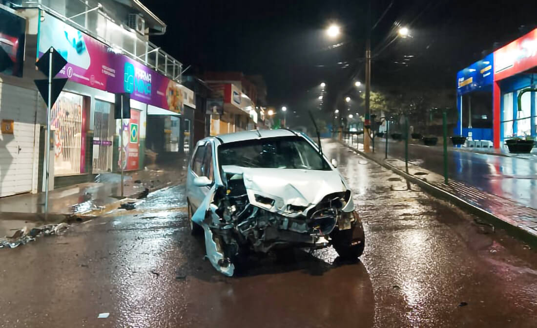 Capa Carro colide com prédio em Coronel Bicaco e condutor é ejetado