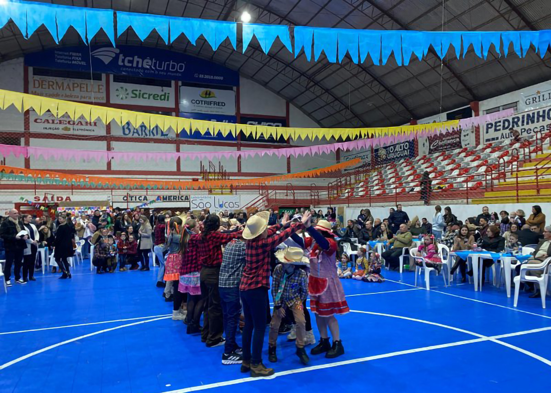 Capa Escola da URI/FW celebra tradição junina com festa animada e grande público