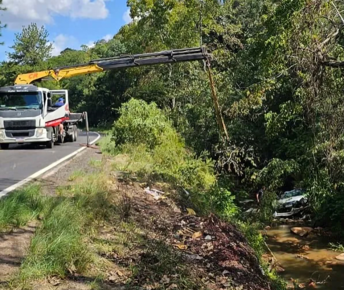 Capa Veículo cai em rio após sair da pista na ERS-324 entre Passo Fundo e Marau