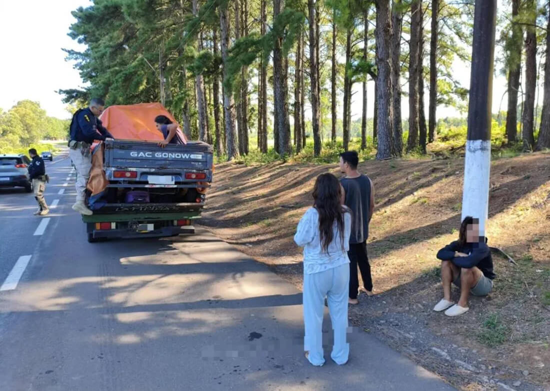 Capa PRF flagra transporte irregular de estrangeiros na carroceria de caminhão no RS